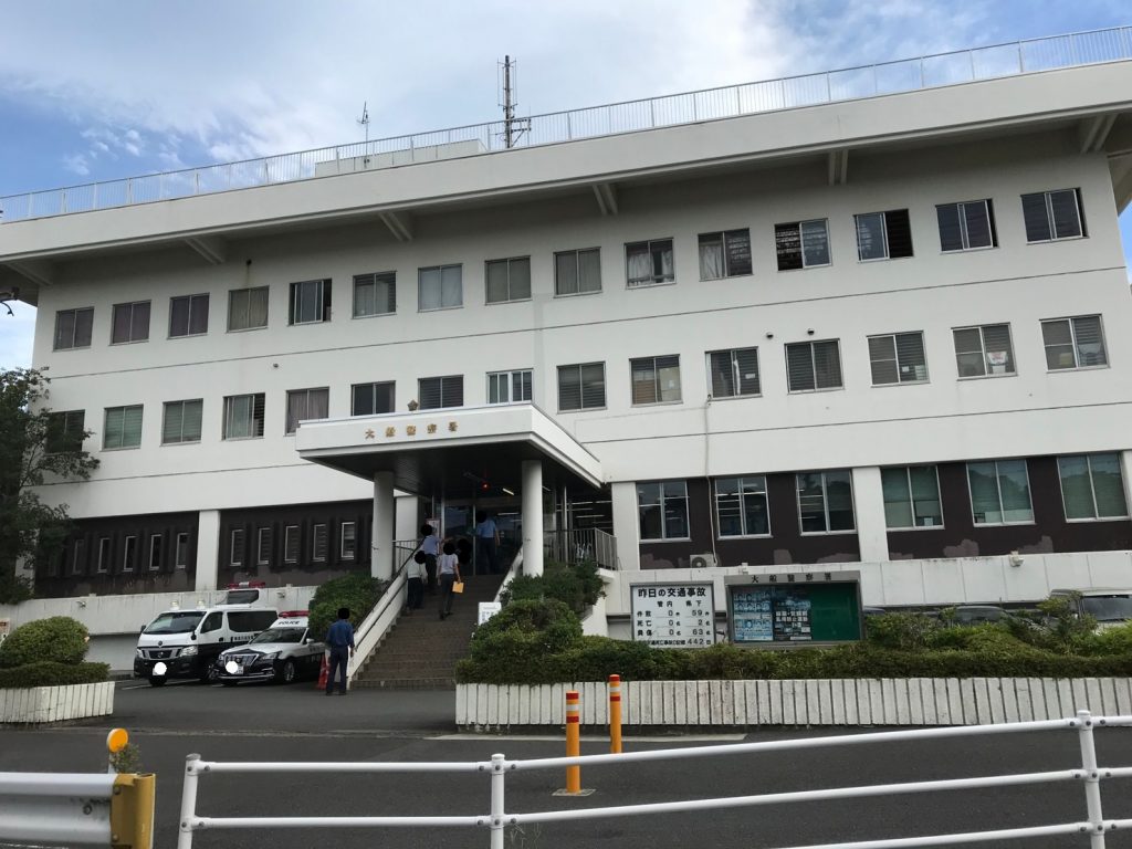 大船警察署の外観を写した写真画像
