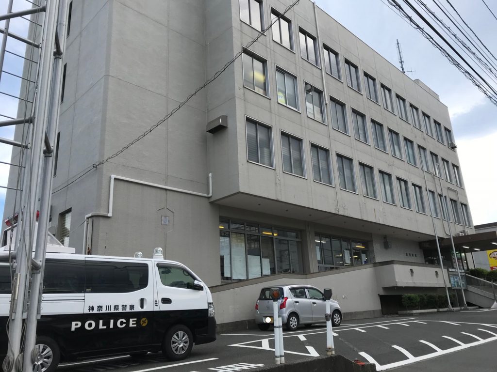 旭警察署の外観を写した写真画像