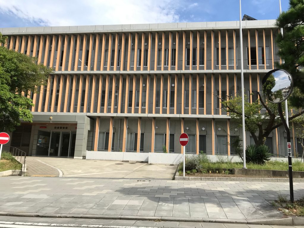 鎌倉警察署の外観を写した写真画像